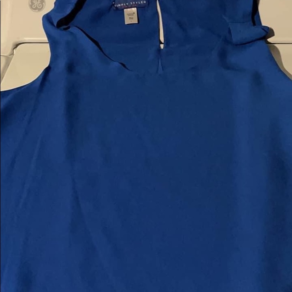 Simply styled blue sleeveless stop size large